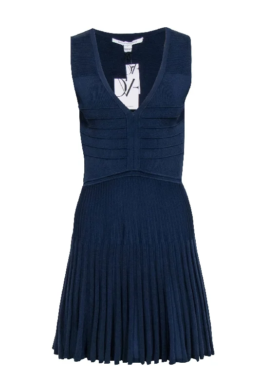 Diane von Furstenberg - Navy Knit Sleeveless Pleated Dress Sz S Bold pattern unclassified dresses